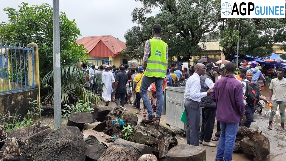 Conakry-Faits divers : la jambe gauche d’un jeune coincée entre deux dalles