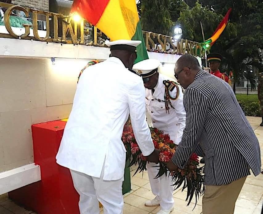 L’an 61 de l’Indépendance de la Guinée : Alpha Condé dépose une gerbe de fleurs à la place des martyrs