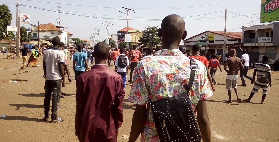 La Guinée dans l’attente du résultat référendaire, sur fond de tensions et de violences