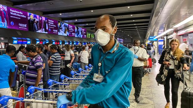 L'aéroport de Johannesburg (Afrique du Sud), le 17 mars 2020. GUILLEM SARTORIO / AFP