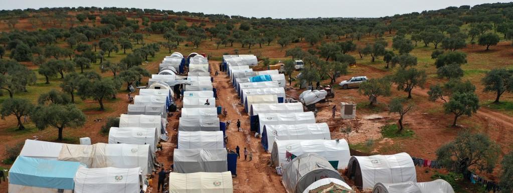 Cette photo prise le 5 avril 2020 montre une vue aérienne d'un camp pour les Syriens déplacés des provinces d'Idlib et d'Alep, près de la ville de Maaret Misrin dans la province d'Idlib au nord-ouest de la Syrie. (OMAR HAJ KADOUR / AFP)