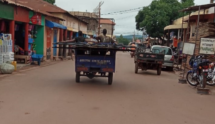 Un conducteur de tricycle périt dans un accident de la route à Labé. Sa famille dénonce la vénalité des médecins