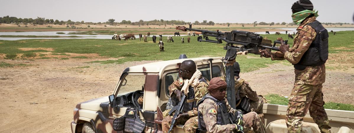 Des soldats patrouillent à Djenne, dans le centre du Mali, fin février 2020. (MICHELE CATTANI / AFP)