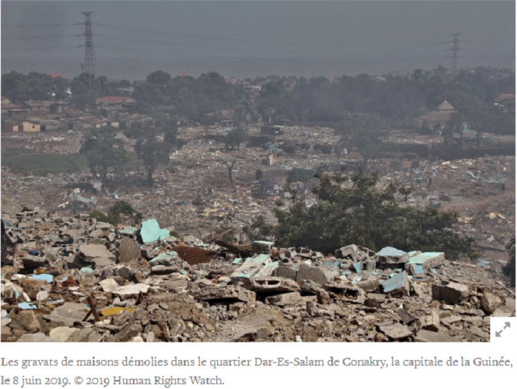 Les gravats de maisons démolies dans le quartier Dar-Es-Salam de Conakry, la capitale de la Guinée, le 8 juin 2019. © 2019 Human Rights Watch.