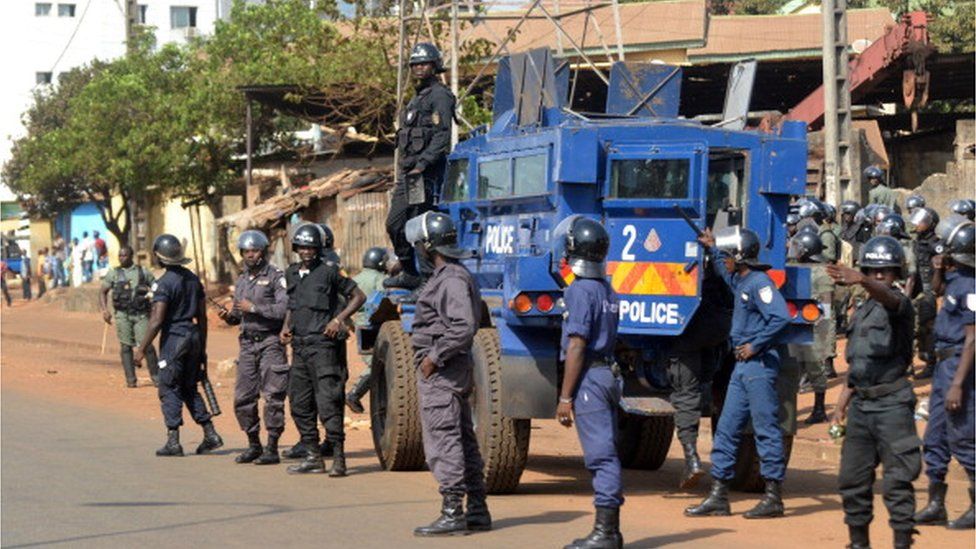 Conakry : Une serveuse d’un bar endommage son « organe génital » en voulant échapper à une descente policière