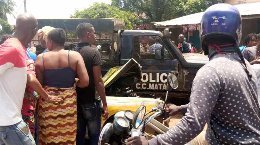 Conakry : Un pick-up de police “renverse” un taxi et ses passagers et passe son chemin