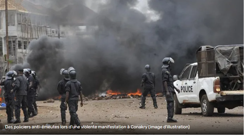 Des gendarmes et policiers brûlent des boutiques à Cosa