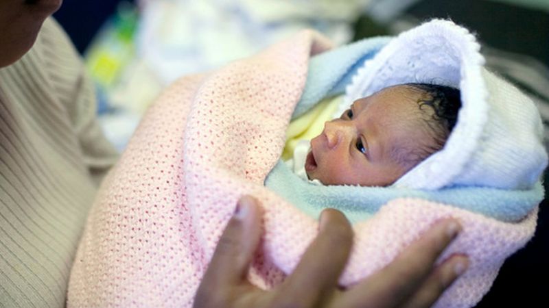 Comment une “usine à bébés” trompe de fausses femmes enceintes