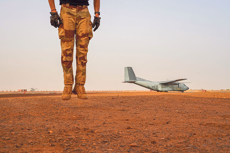 Au Sahel, la France sous-traite sa guerre