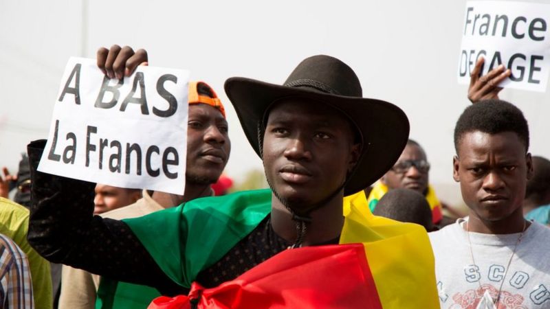 Françafrique: quelle est l’histoire du “sentiment anti-français” en Afrique et pourquoi il resurgit aujourd’hui?