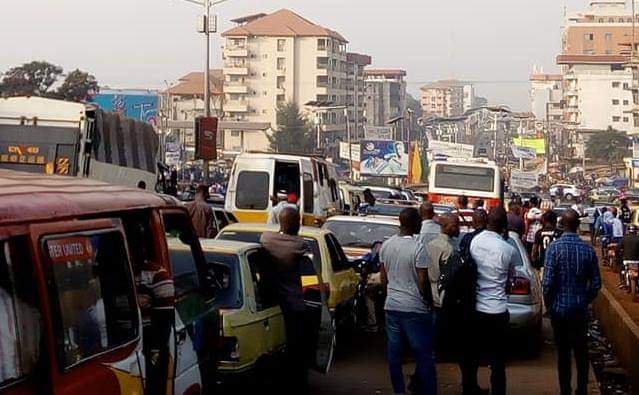 Embouteillages à Conakry : Chauffeurs de taxi et Policiers se rejettent la faute