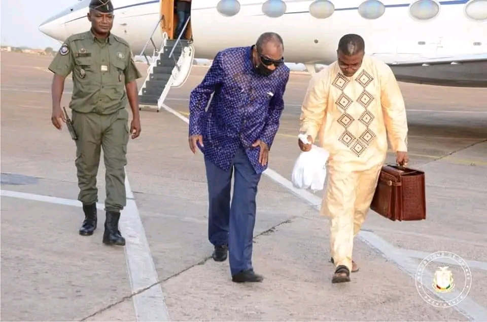 Guinée : la junte annonce avoir autorisé Alpha Condé à sortir du pays