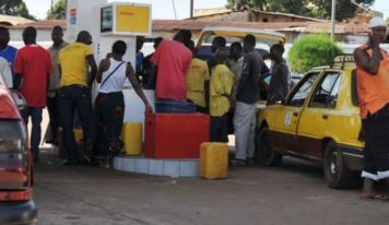 Produits pétroliers : Les citoyens font toujours la queue devant les stations-service (Constat)