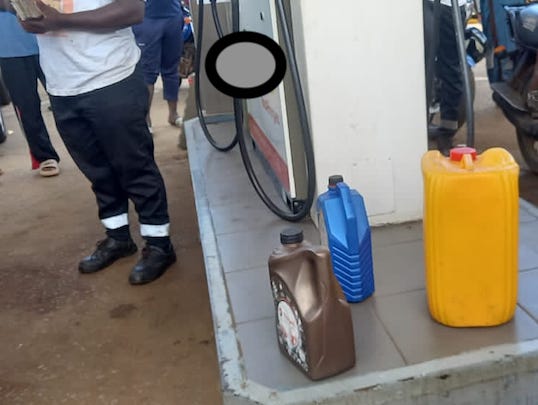 Conakry : Du carburant “disponible en quantité”…les bidons bannis dans les stations