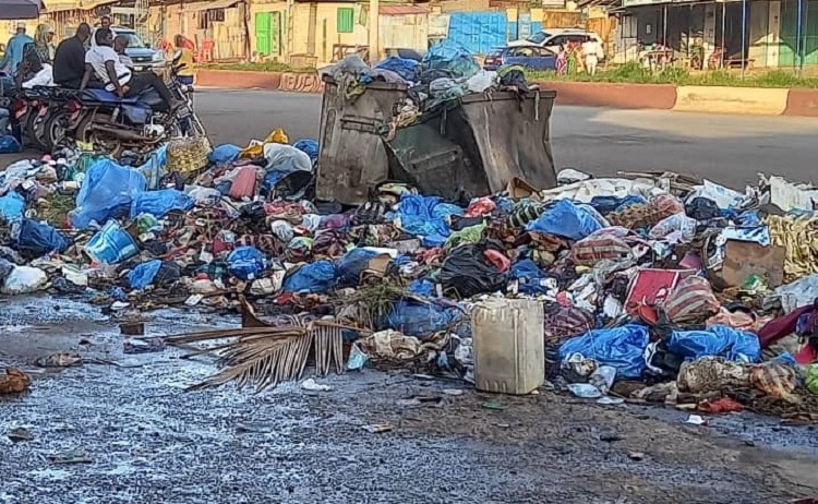 Conakry : les rues de la capitale sous l’emprise des ordures