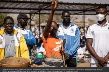Au Burkina Faso, une étrange guérisseuse attire les foules