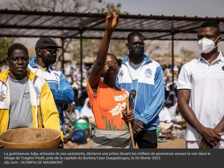 Au Burkina Faso, une étrange guérisseuse attire les foules
