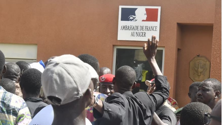 Des manifestants rassemblés devant l'ambassade de France au Niger, à Niamey, le 30 juillet 2023. (AFP)