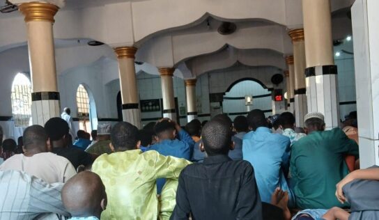 Présidentielle en Guinée : « voter pour Mamadi Doumbouya est conforme à l’Islam », déclare un imam