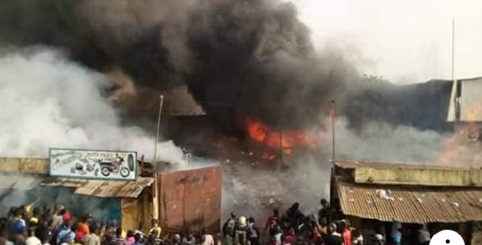 Guinée: deux incendies de marchés à la même heure, à des endroits différents
