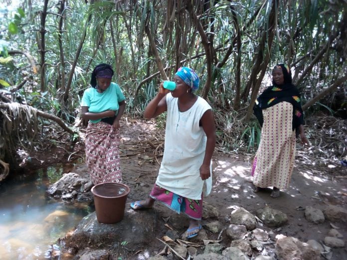 Grave pénurie d’eau potable à Tougué : les humains et les animaux se disputent le contrôle d’une rivière