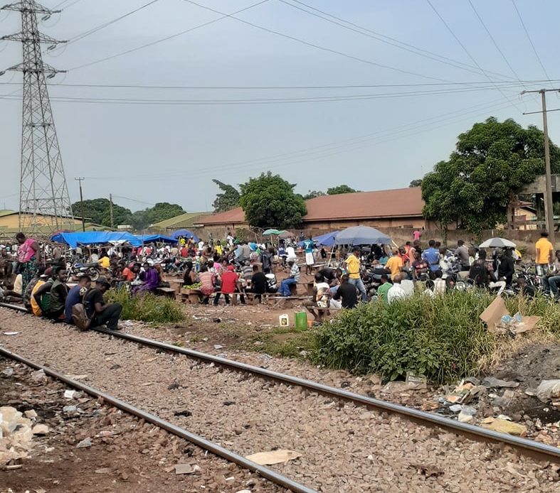 Ce maquis à ciel ouvert à Cosa qui draine des civils et hommes en tenue aux abords du camp Alpha Yaya