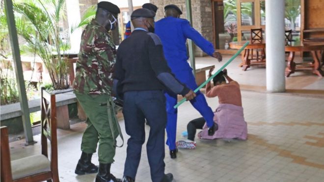 Des policiers tabassent une député au Kenya