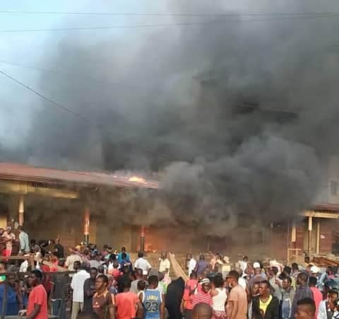 Incendie à Conakry : plusieurs boutiques partent en fumée