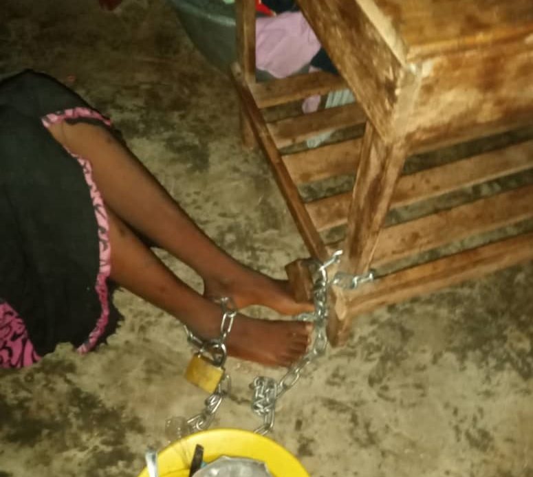 Mamou : Une fille de 15 ans enchaînée pendant 54 jours porte plainte