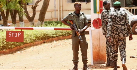 Inquiétudes au Mali après des coups de feu dans le camp militaire de Kati