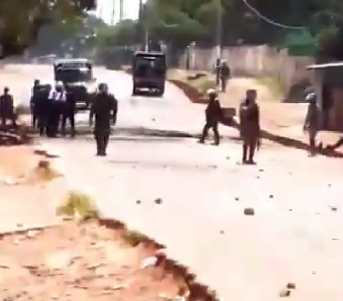 L’armée règne en maitre à Mali, citoyens et FDS s’affrontent à Pita. Deux pickups militaires emportés par les manifestants