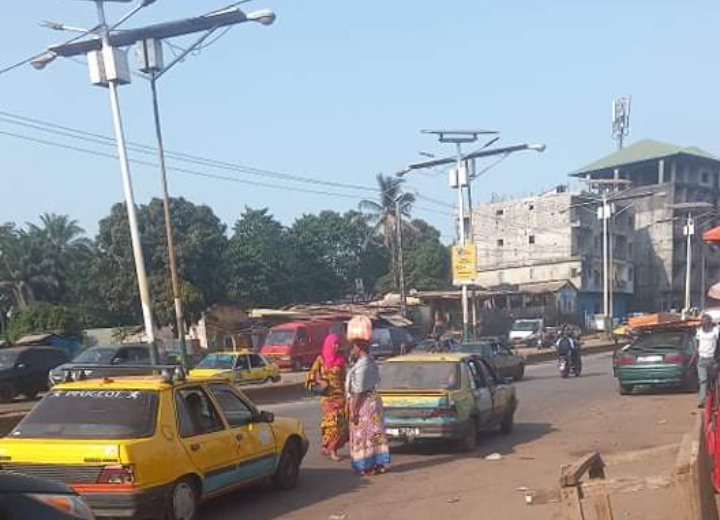 Conakry : la discipline revient peu à peu dans la circulation
