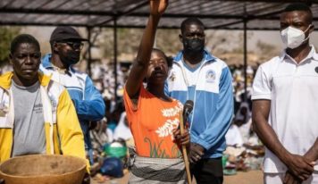 Au Burkina Faso, une étrange guérisseuse attire les foules