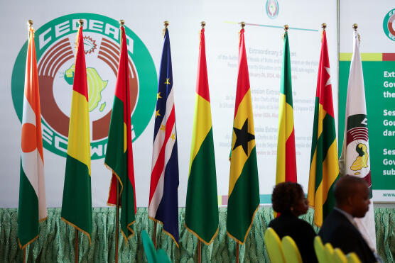 Les drapeaux des pays de la Commission de la Communauté économique des Etats de l’Afrique de l’Ouest (Cedeao) à Abuja, le 24 février 2024. KOLA SULAIMON / AFP